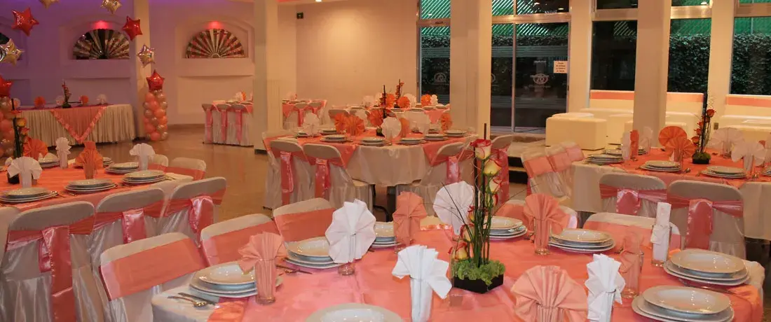 Salón ambientado en tonos coral