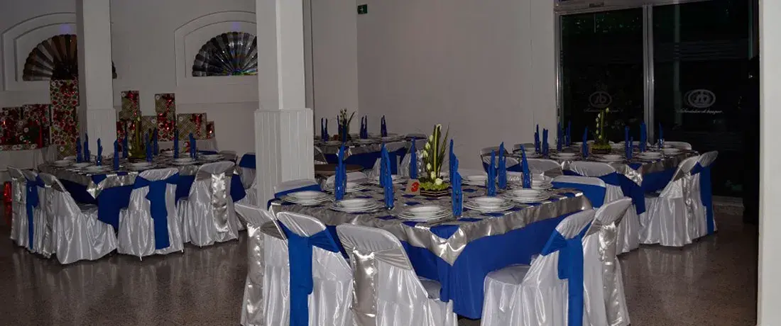 Montaje de mesas para celebración