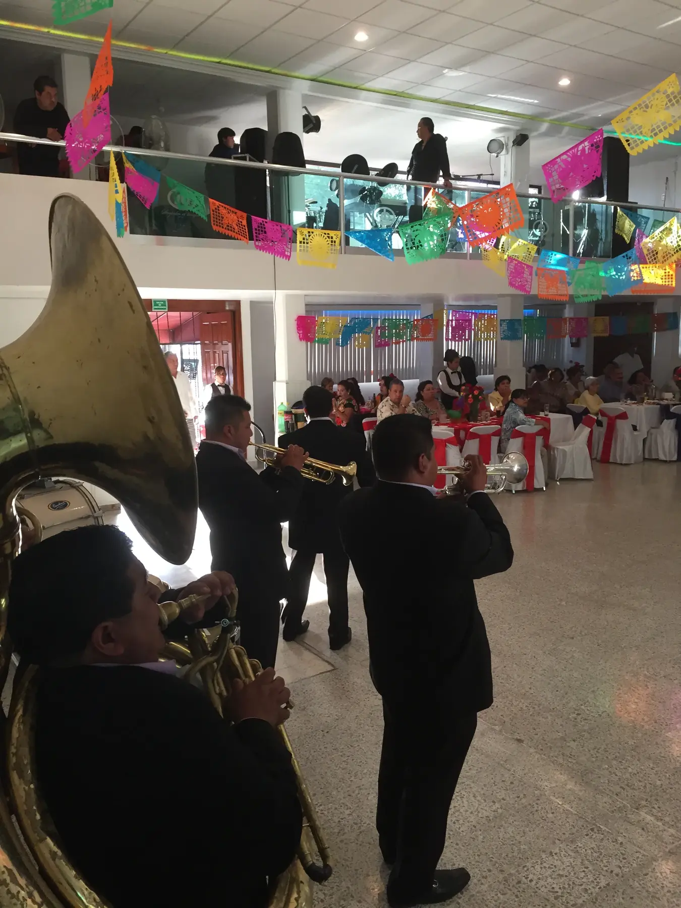 Banda en vivo tocando en el mezzanine