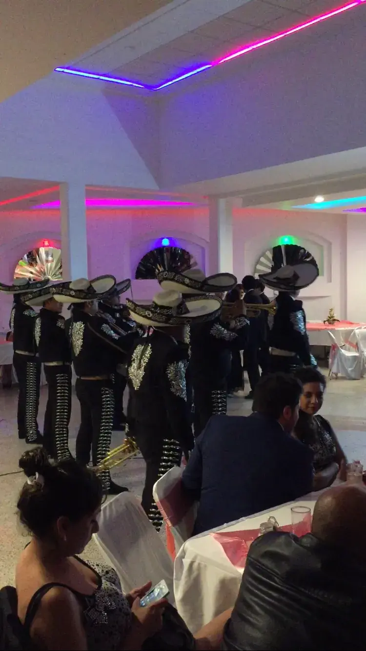 Mariachi amenizando una celebración