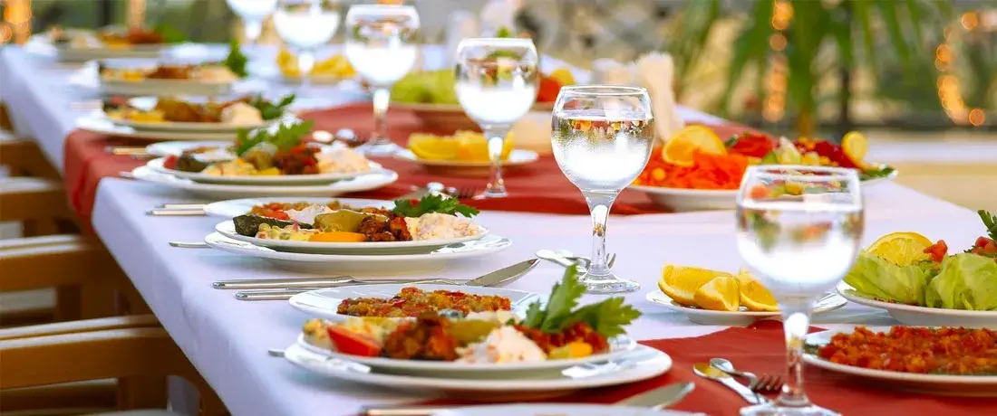 Mesa servida con el menú del banquete
